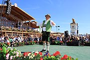 Wiesnstadtrat Otto Seidl erhielt das Ehrendirigat zum Tölzer Schützenmarsch (©Foto: Martin Schmitz)